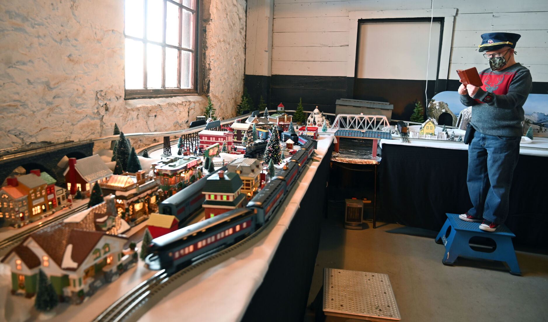 12xxnews-hol-trains 1.JPG